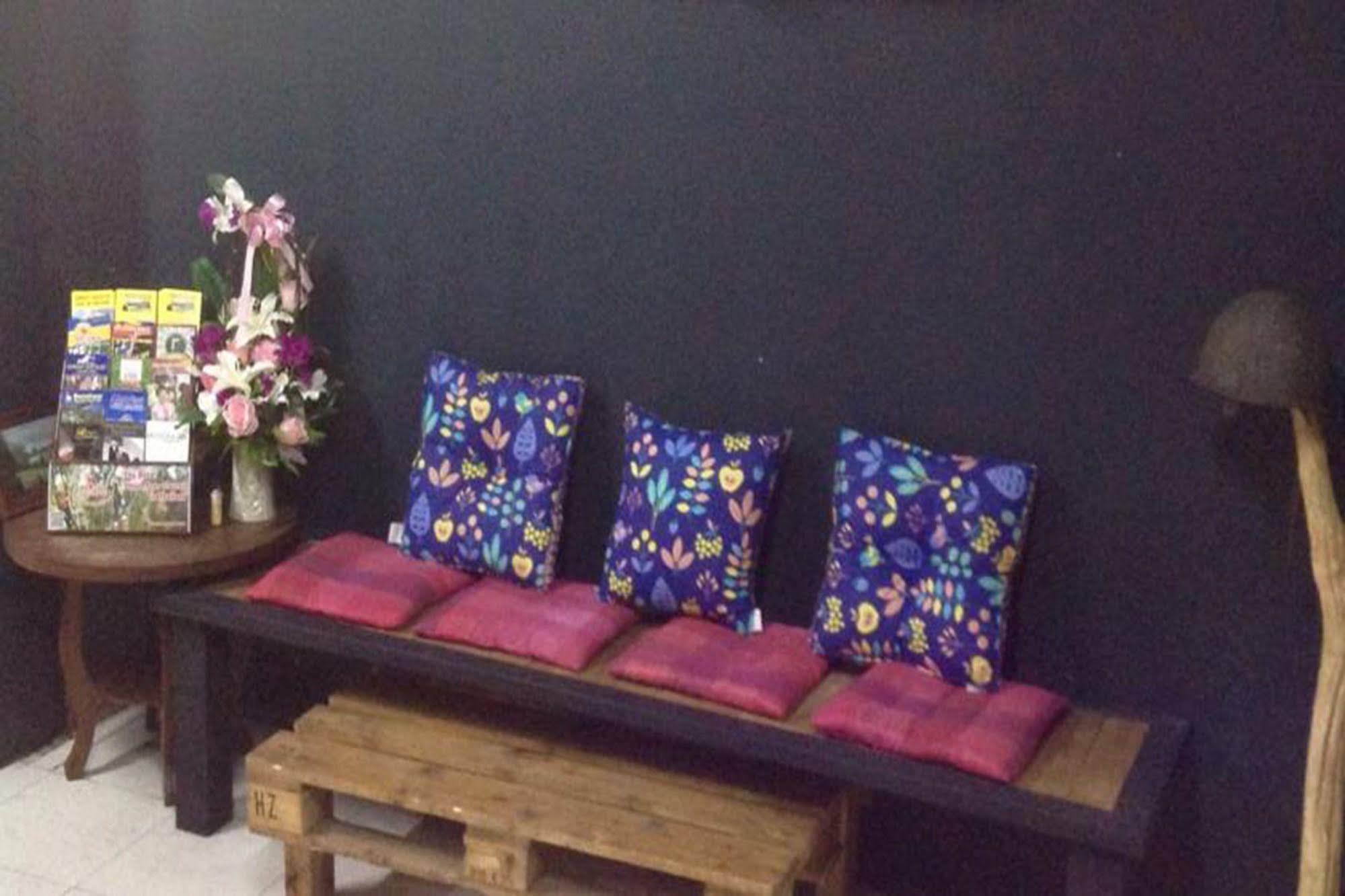 Cham Cha Hostel 치앙마이 외부 사진
